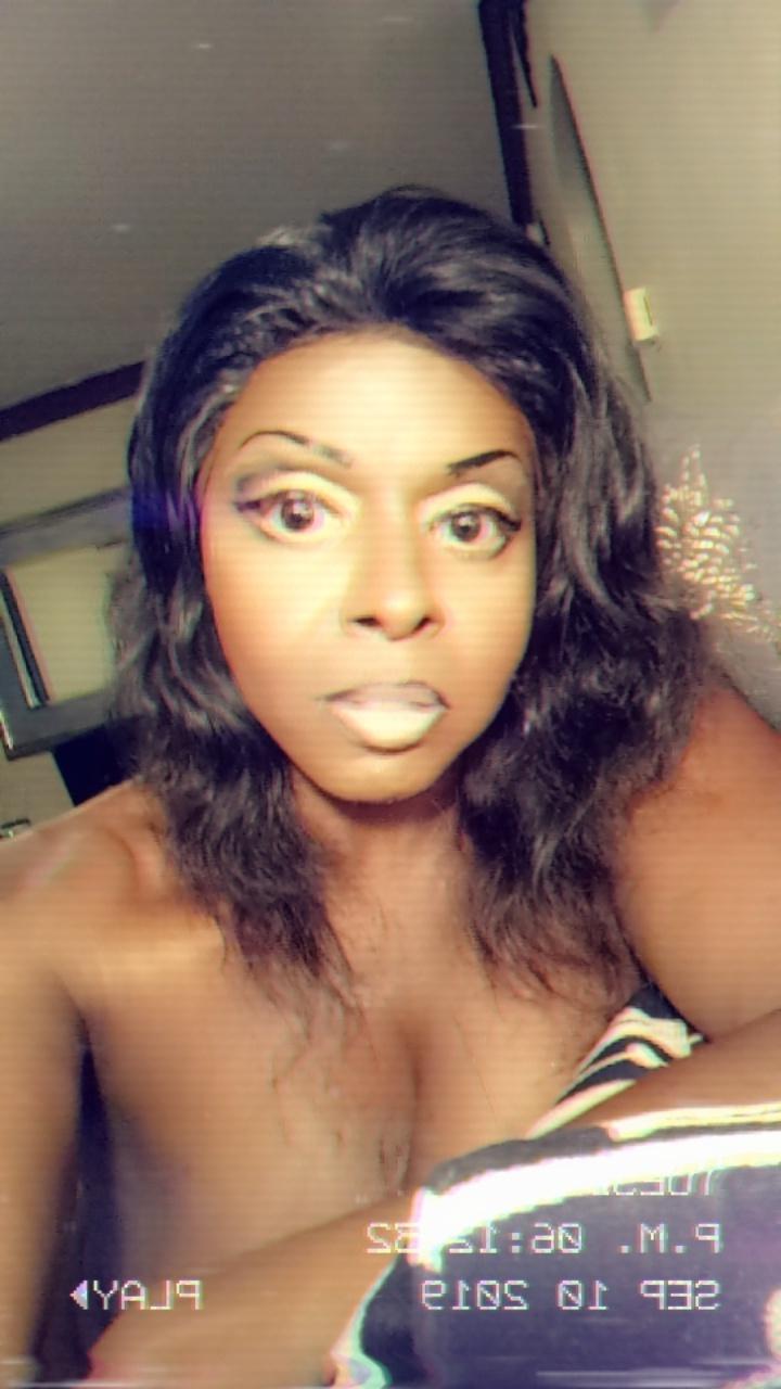 14P Linda travesti de ébano Chanel revela seus peitos grandes e BBC em um solo
