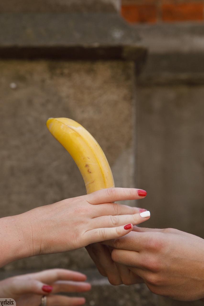 13P Linda gata amadora Helene Trobec mostra seus peitos e espólio em público