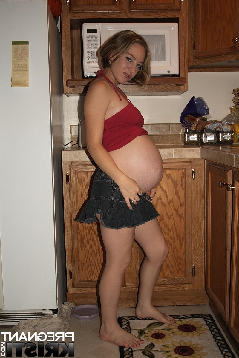 16P Kristi amateur embarazada descubre su trasero antes de jugar con su chocho en la cocina