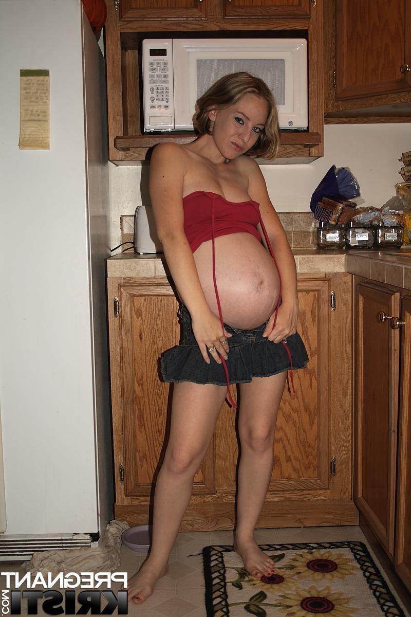 16P Kristi amateur embarazada descubre su trasero antes de jugar con su chocho en la cocina