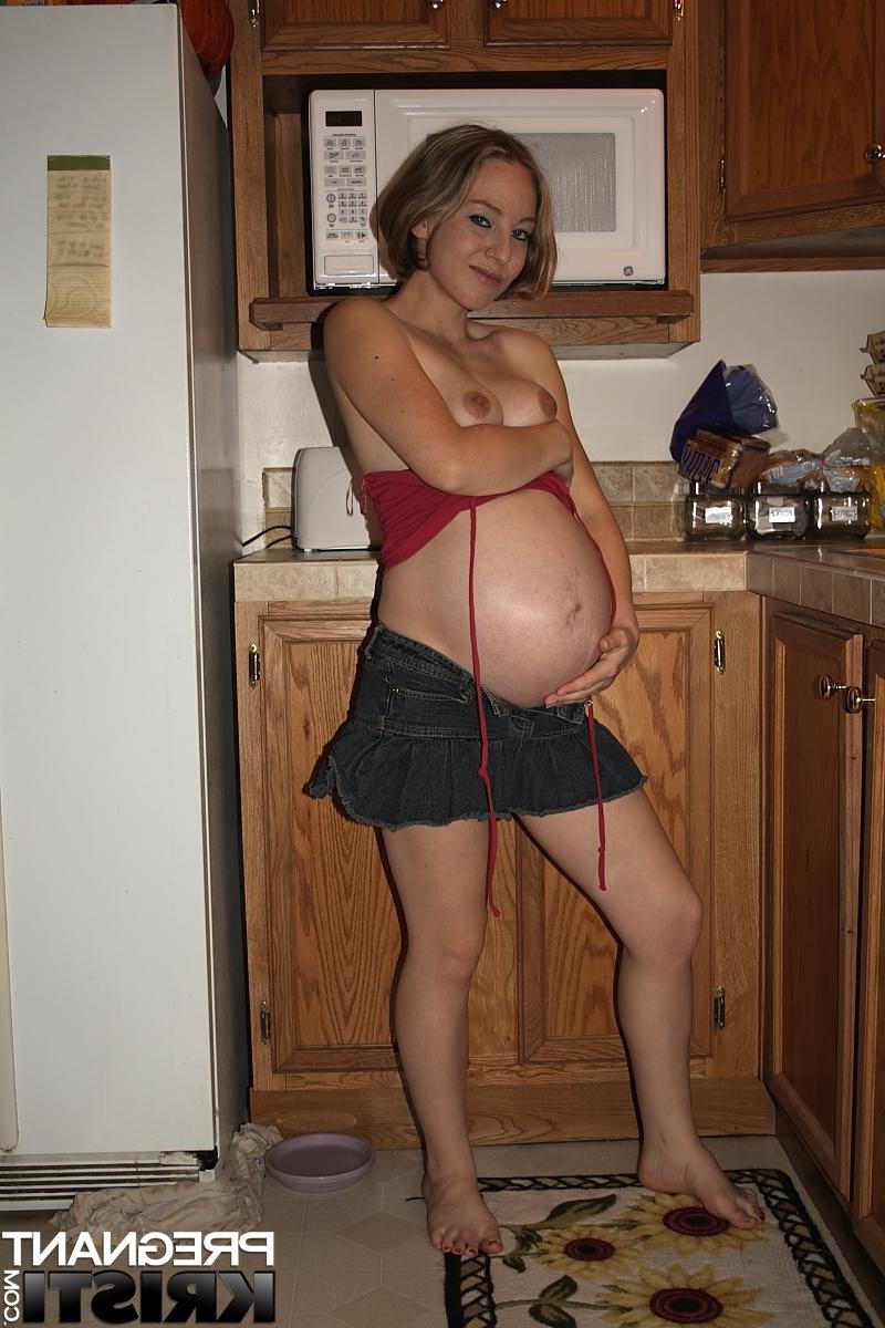 16P Kristi amateur embarazada descubre su trasero antes de jugar con su chocho en la cocina