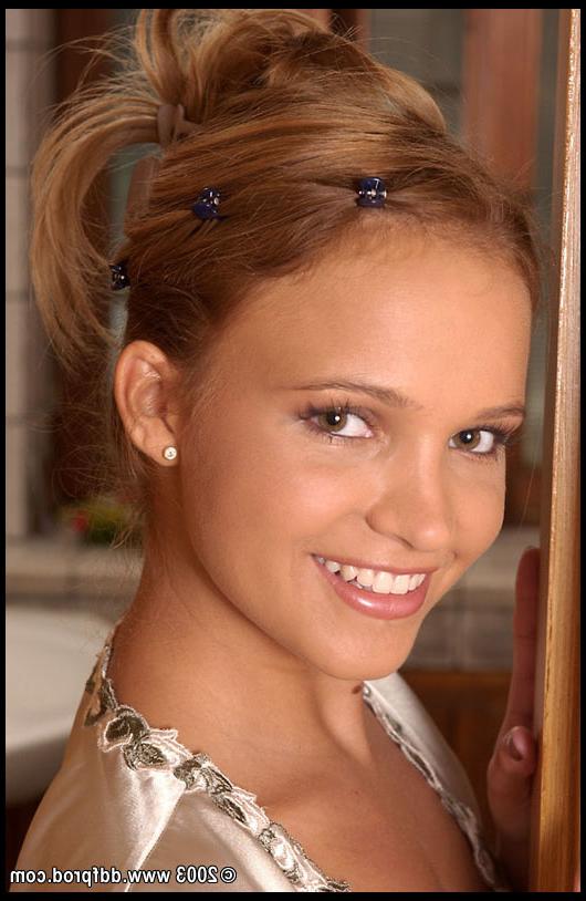20P A gostosa Tiffany Diamond exibe sua bunda grande e ensaboa suas curvas no chuveiro