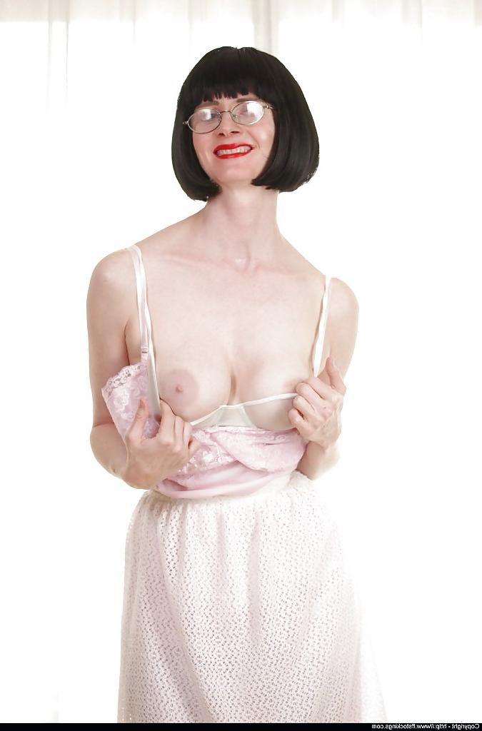 12P Dame brune mature sur talons hauts découvrant ses petits seins.