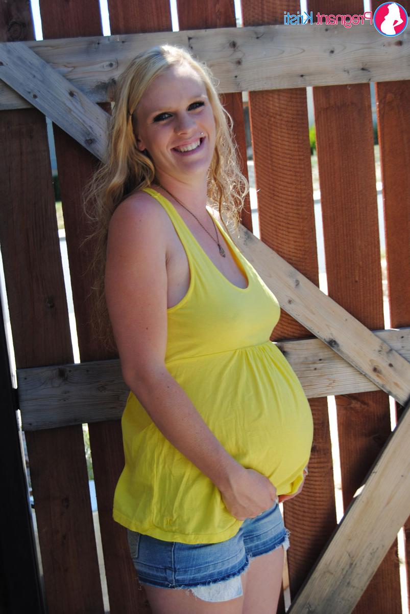 15P Kristi rubia amateur embarazada muestra sus tetas hinchadas y su vientre junto a una puerta