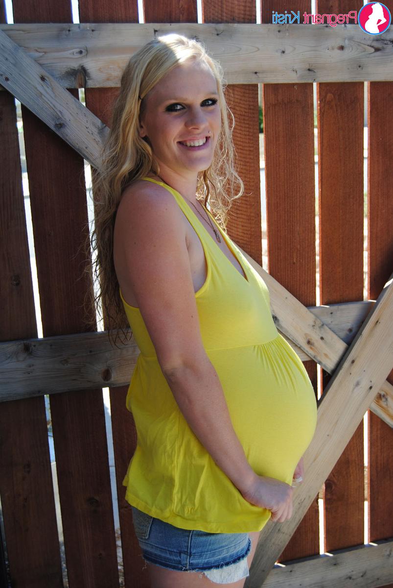 15P Kristi rubia amateur embarazada muestra sus tetas hinchadas y su vientre junto a una puerta