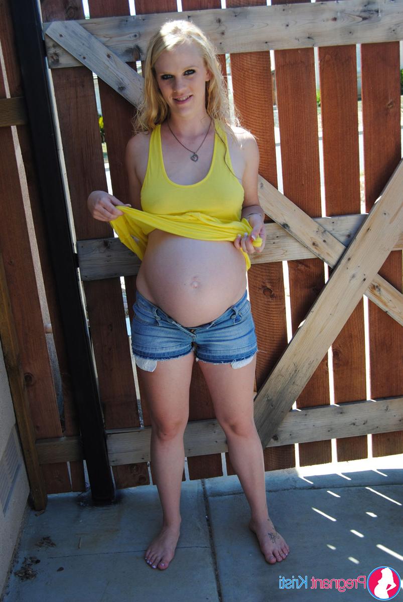 15P Kristi rubia amateur embarazada muestra sus tetas hinchadas y su vientre junto a una puerta