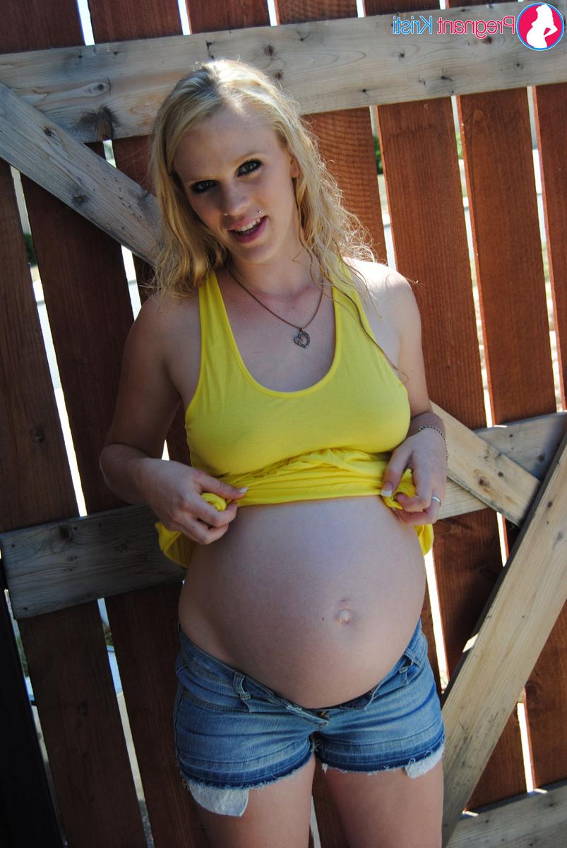 15P Kristi rubia amateur embarazada muestra sus tetas hinchadas y su vientre junto a una puerta