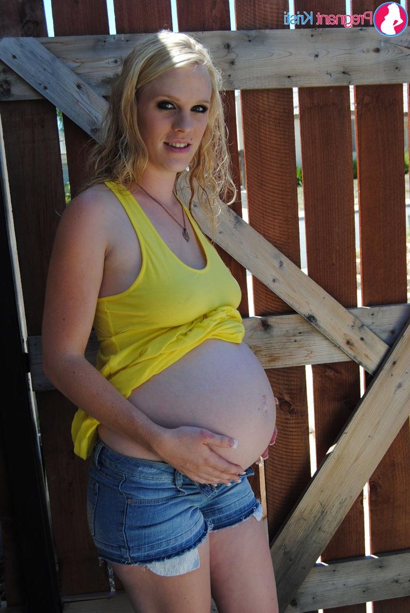 15P Kristi rubia amateur embarazada muestra sus tetas hinchadas y su vientre junto a una puerta