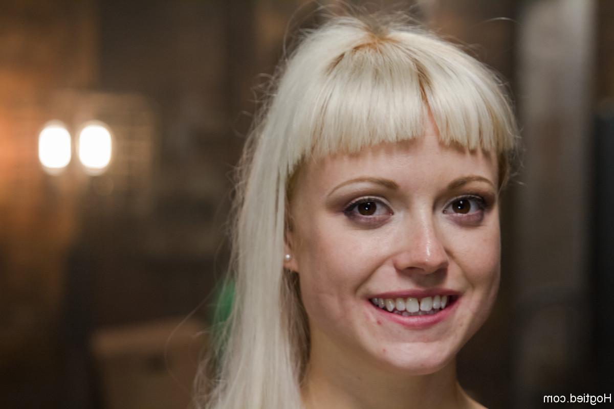 20P La blonde aux petits seins Elyssa Greene se fait punir alors qu'elle est captive dans un entrepôt.