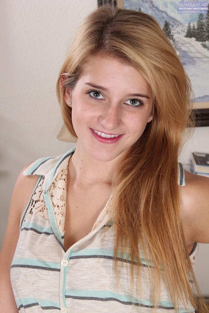 16P La pálida amateur tetona Karma Jones juega con su coño afeitado