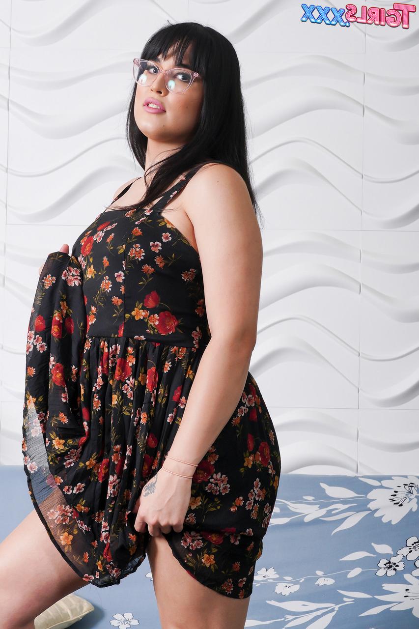 16P Linda travesti Mia Bellamy tira o espartilho e mostra sua bunda e pau