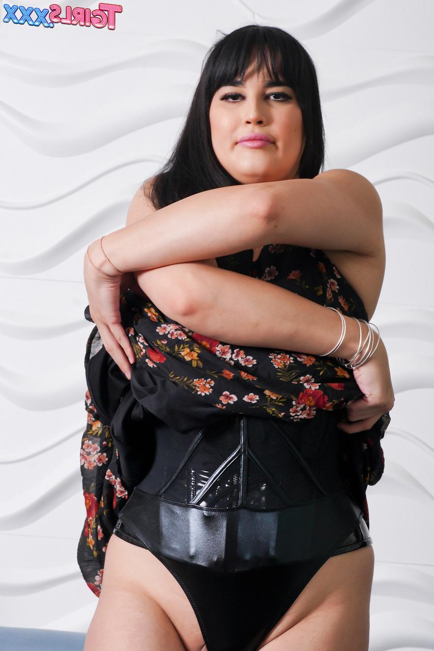 16P Linda travesti Mia Bellamy tira o espartilho e mostra sua bunda e pau