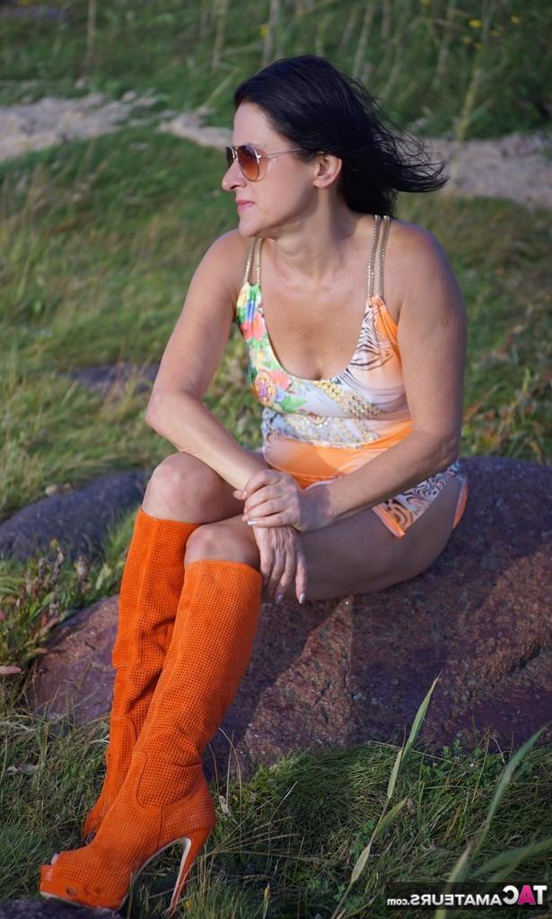 12P Mulher madura Diana Ananta usa botas até o joelho durante a ação de saia levantada sem calcinha