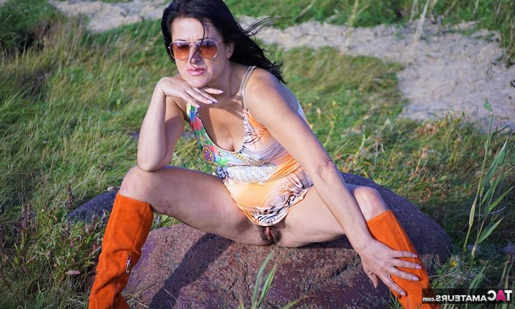 12P Mulher madura Diana Ananta usa botas até o joelho durante a ação de saia levantada sem calcinha
