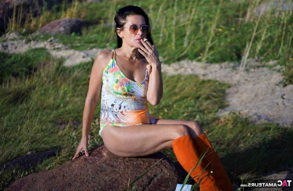 12P Mulher madura Diana Ananta usa botas até o joelho durante a ação de saia levantada sem calcinha