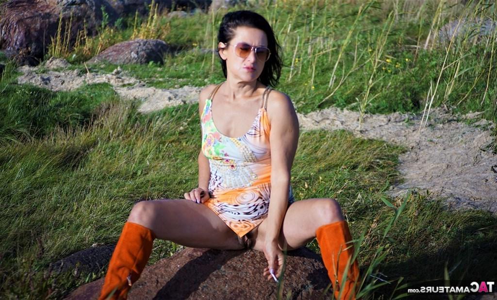 12P Mulher madura Diana Ananta usa botas até o joelho durante a ação de saia levantada sem calcinha