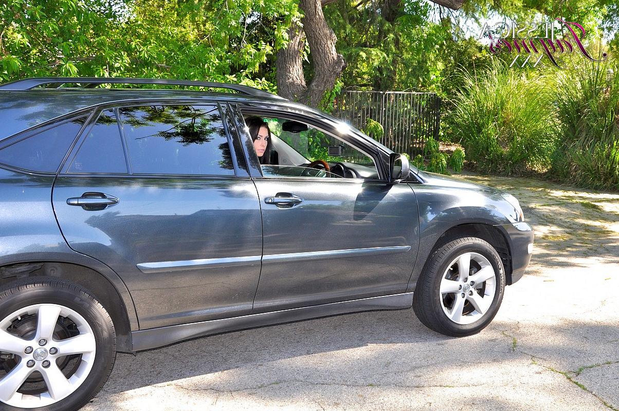 16P La traviesa estrella porno Jessica Jaymes chupa una polla gorda en el asiento delantero del coche