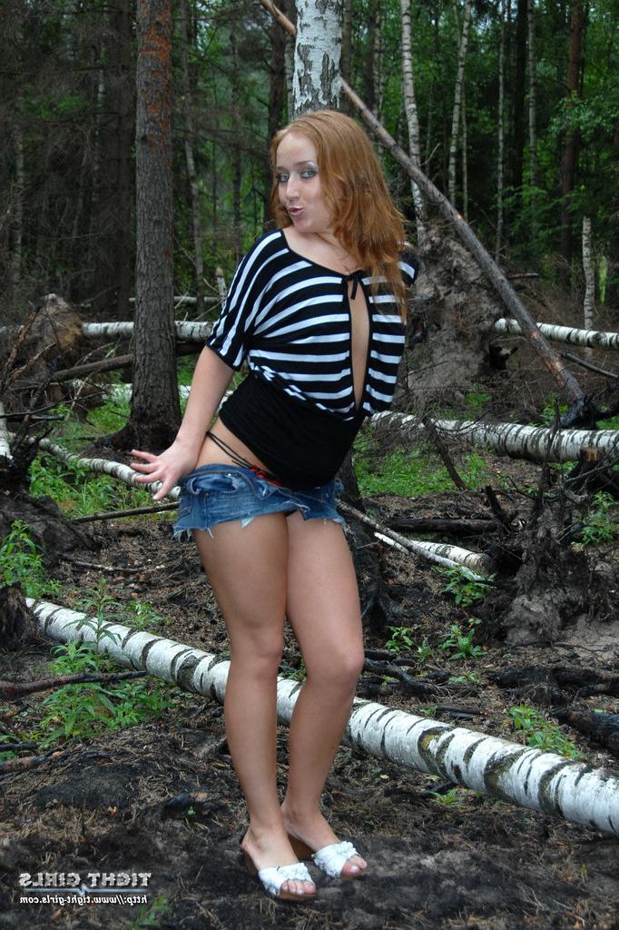 15P Ruiva sexy mostra seus peitos pequenos e bunda grande enquanto está em uma floresta