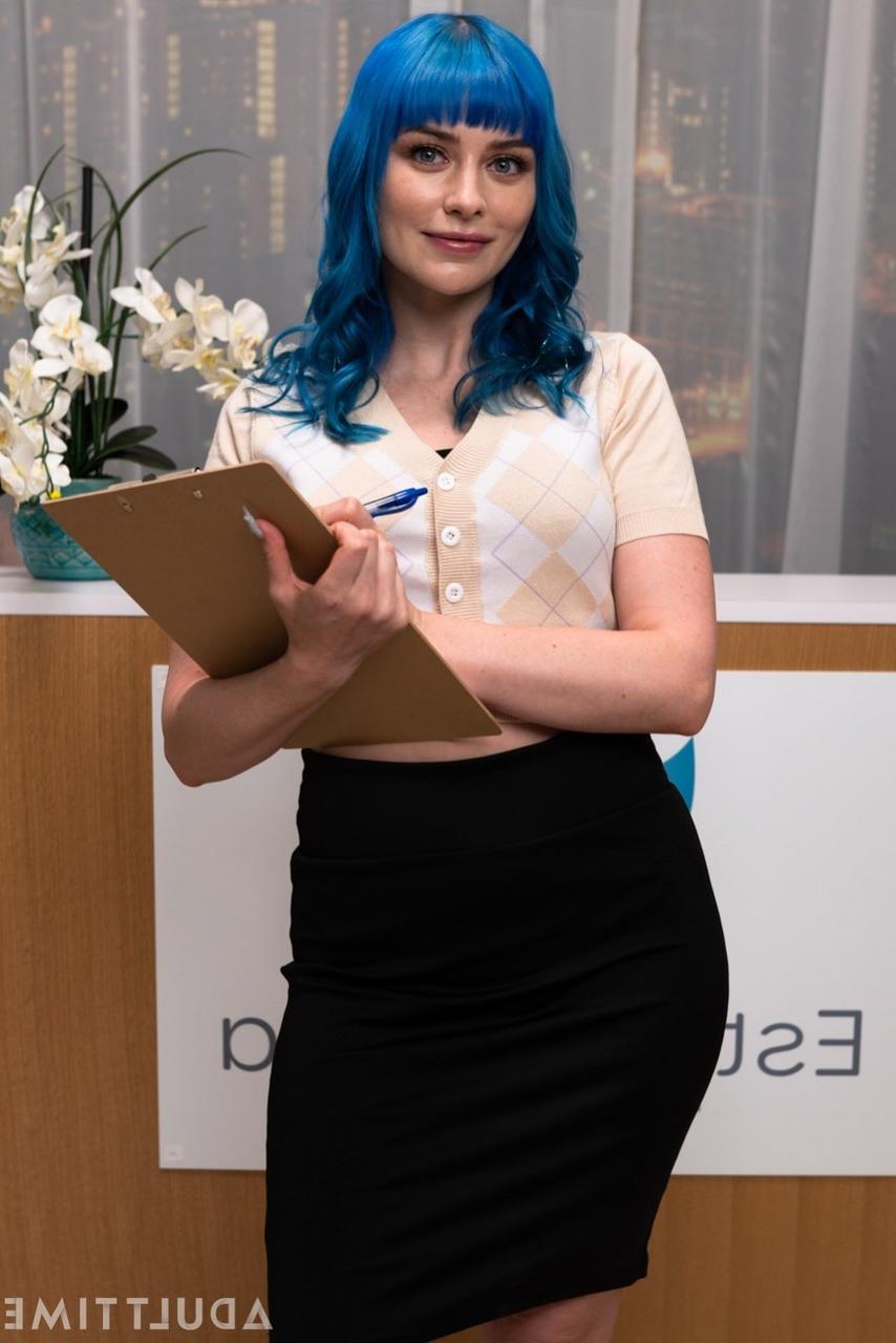 20P Hübsche Trans-Babes ficken ihre wunderschönen Arbeitskollegen in einer wilden Büroorgie