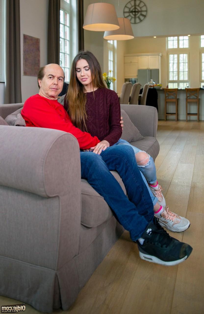 20P A pequena adolescente Elle Rose faz sexo oral com seu antigo amante na posição 69