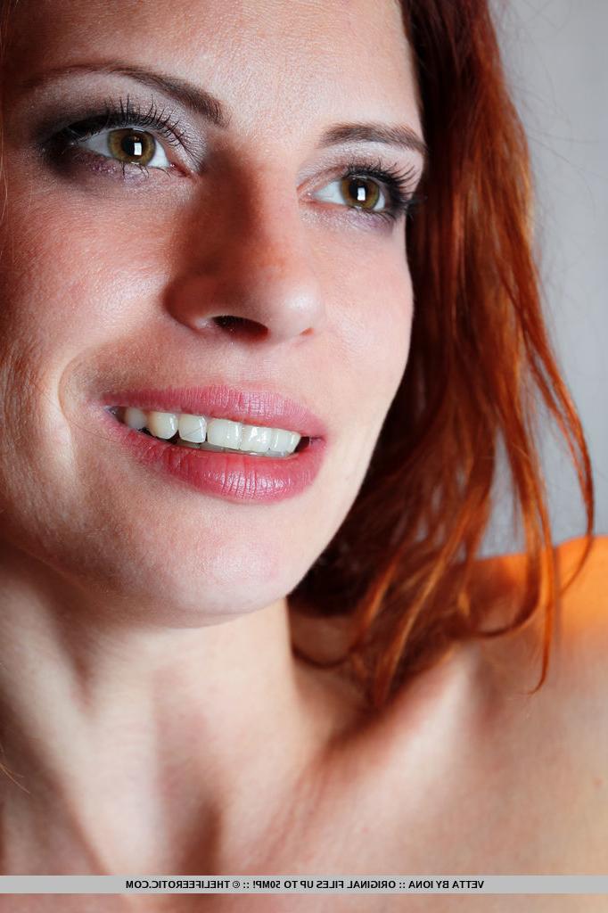 12P La rousse sexy Vetta se pince les tétons avant de méditer en bas uniquement.