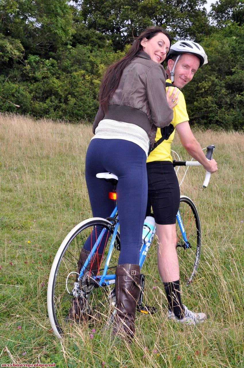 19P Reife Frau zieht lange Stiefel und Dessous an, um Fahrradkurier zu ficken