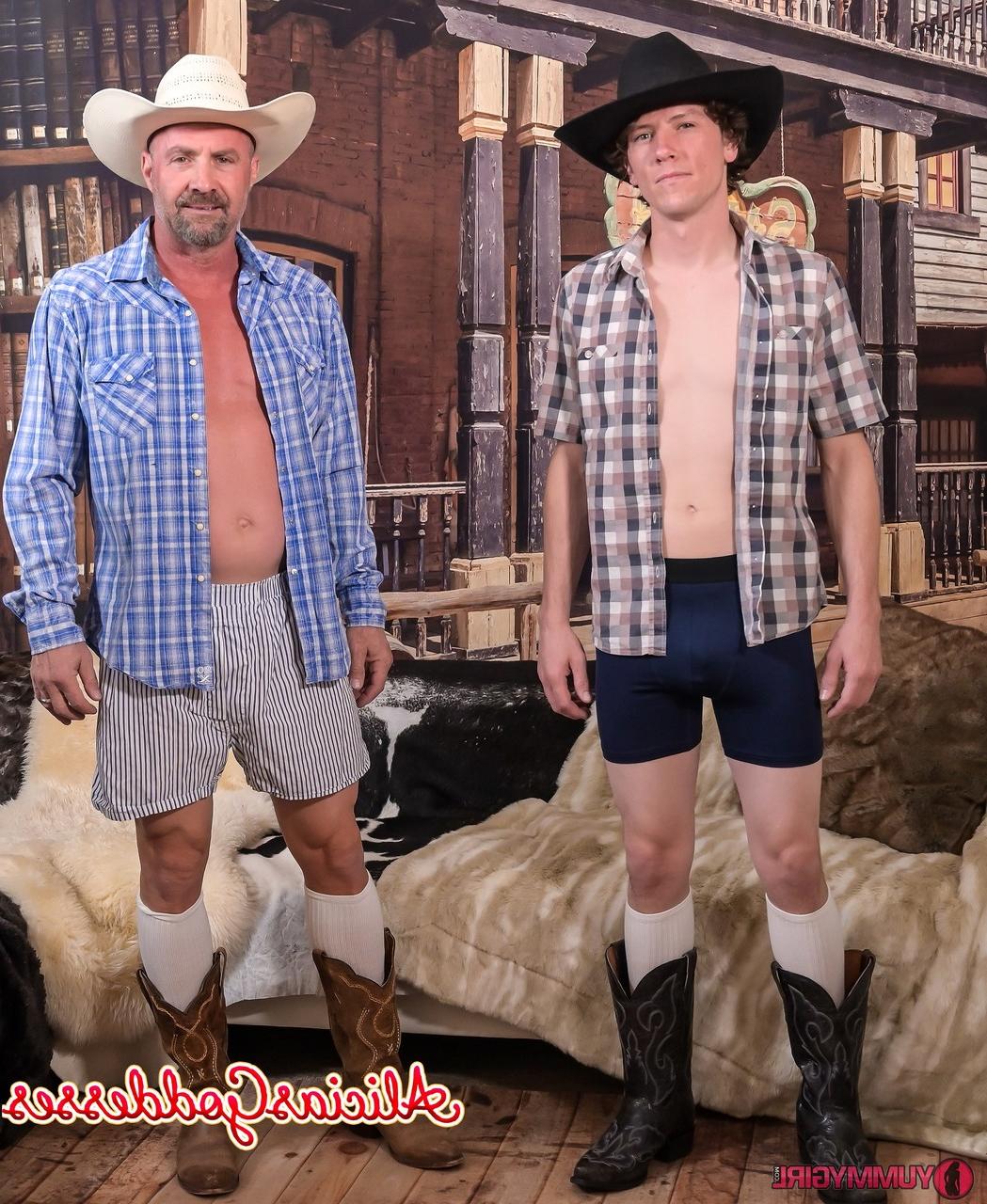 20P Die große MILF Sofie Marie bläst in einem heißen Vierer drei Cowboys gleichzeitig einen
