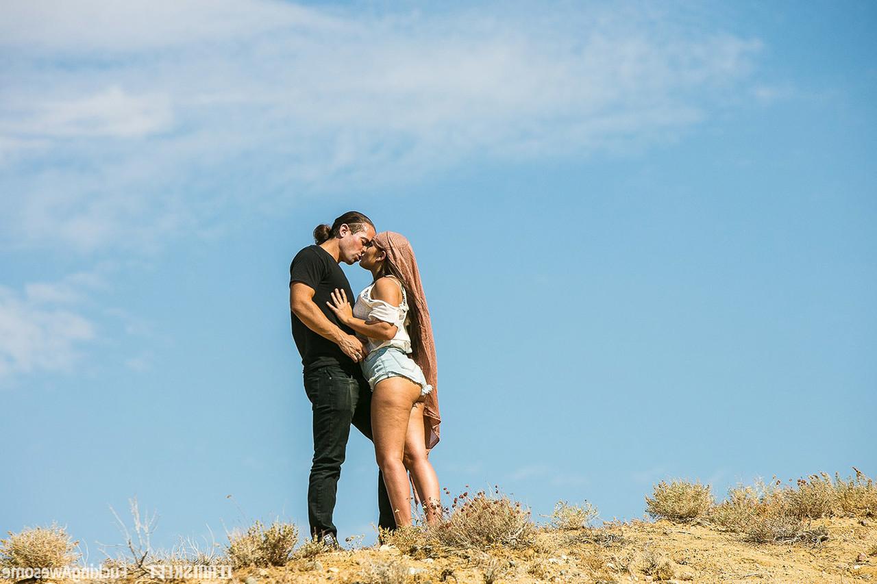 20P La jeune Gabriella Paltrova attrape son gros butin en chevauchant une bite en plein air.