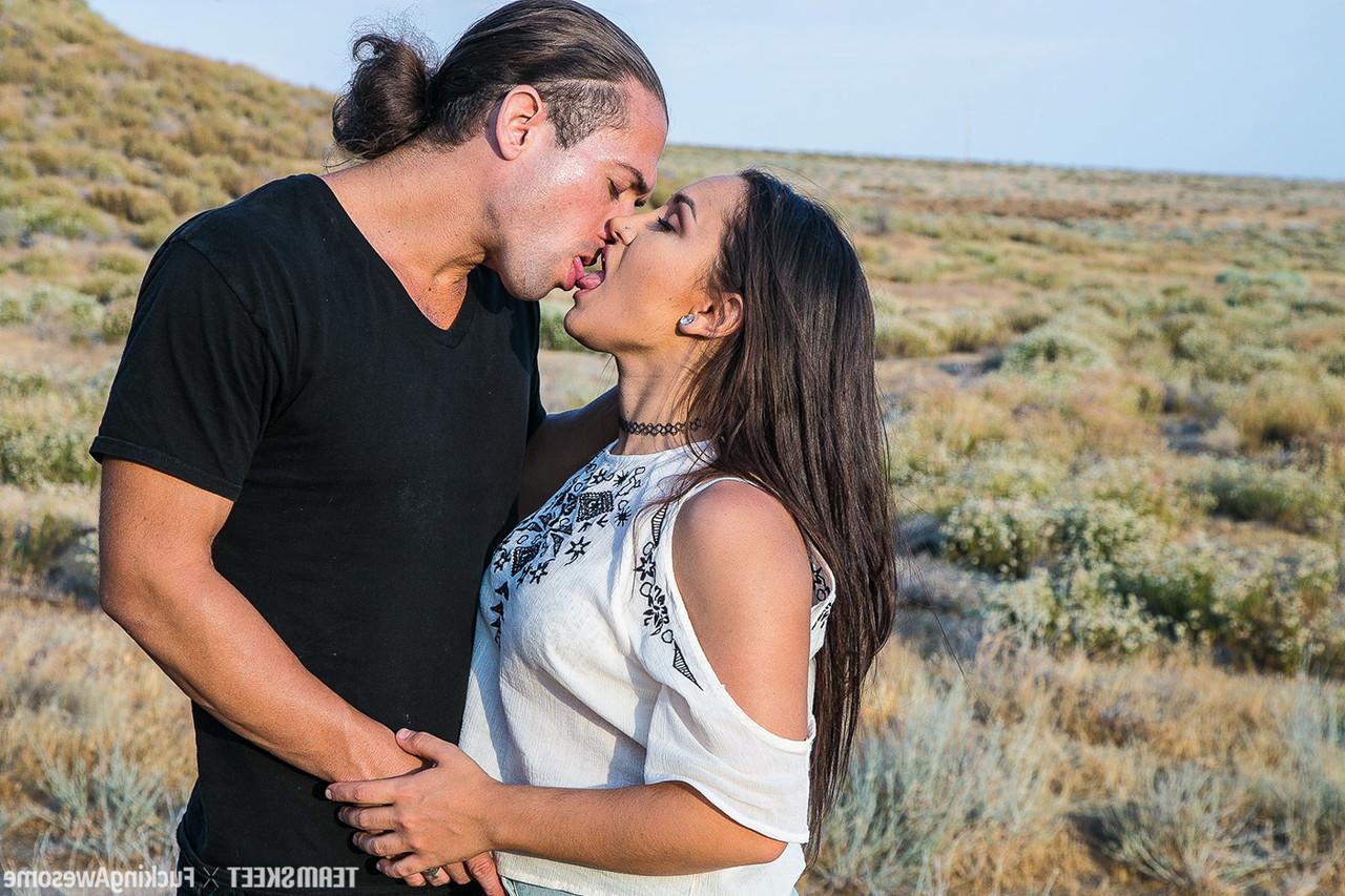 20P La jeune Gabriella Paltrova attrape son gros butin en chevauchant une bite en plein air.