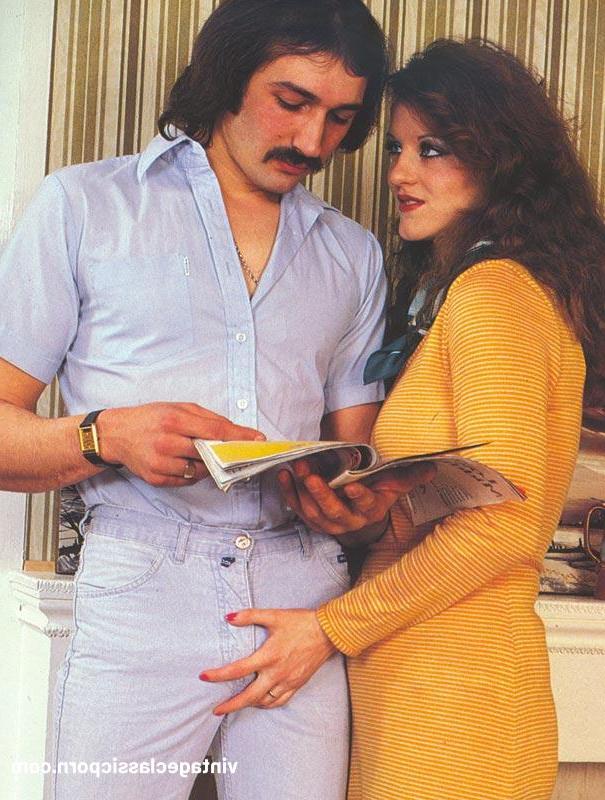 10P Morenas con grandes tetas comparten una gran polla en una ardiente escena vintage FFM