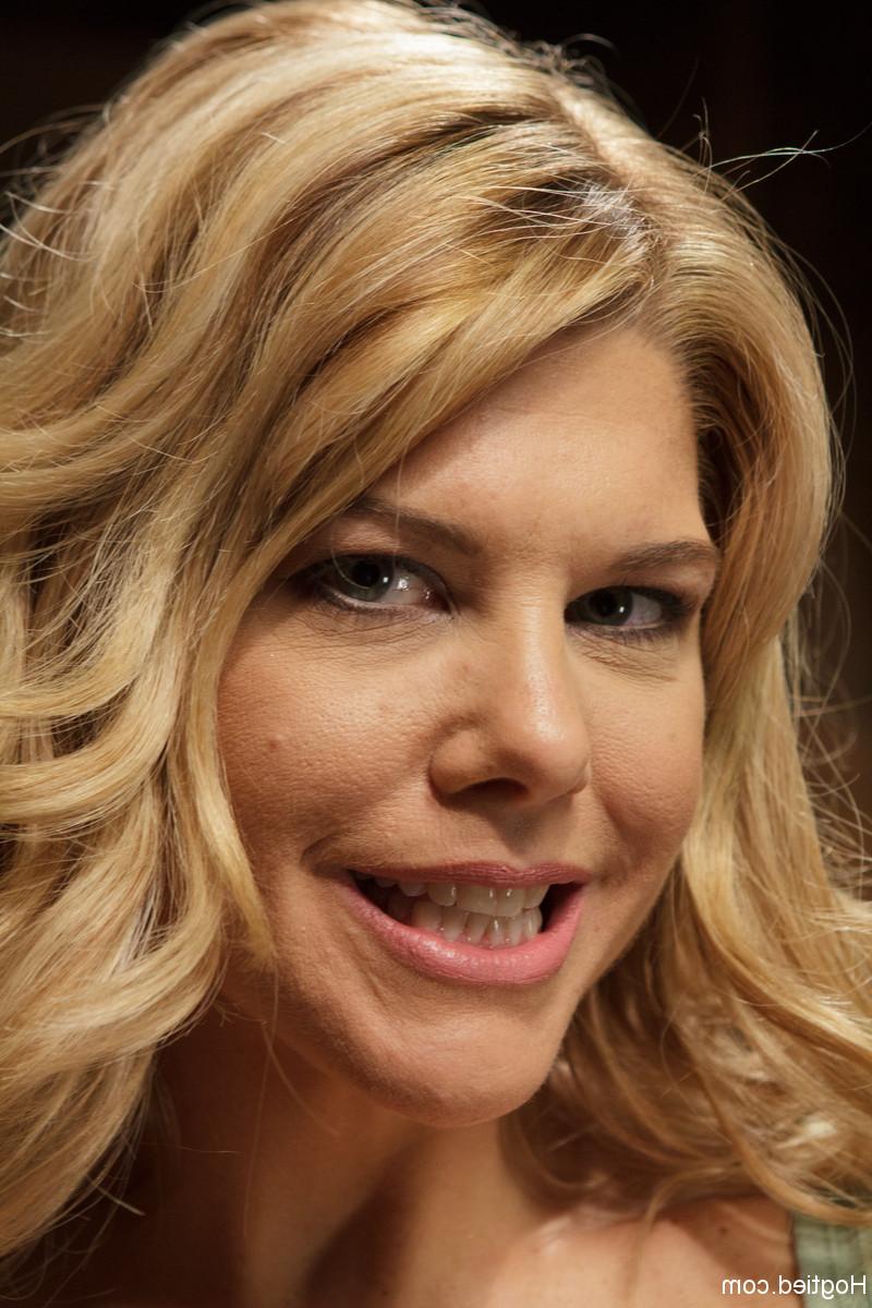 20P Sexy MILF Carissa Montgomery tem seus grandes juggs amarrados e brincados por um dom
