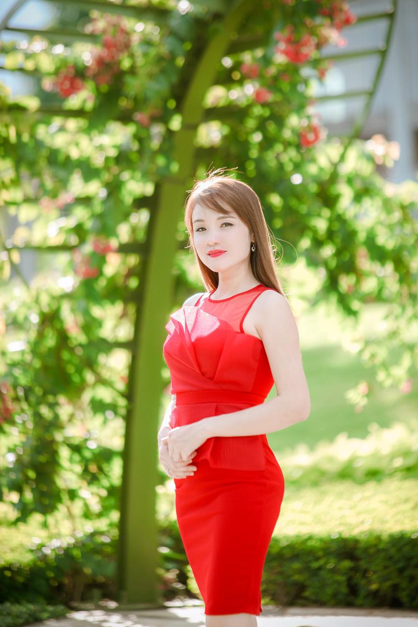 20P Gata sexy posando com seus vestidos quentes de verão em sua compilação ao ar livre