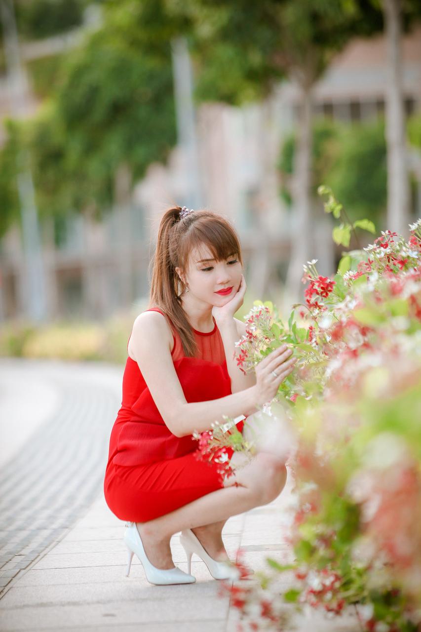 20P Gata sexy posando com seus vestidos quentes de verão em sua compilação ao ar livre