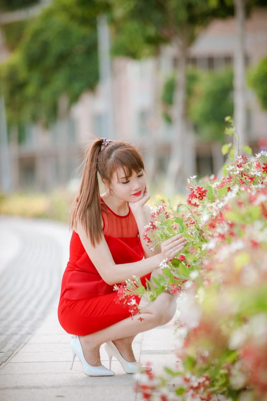 20P Gata sexy posando com seus vestidos quentes de verão em sua compilação ao ar livre