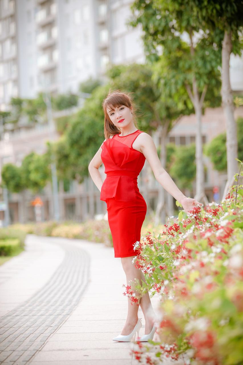 20P Gata sexy posando com seus vestidos quentes de verão em sua compilação ao ar livre