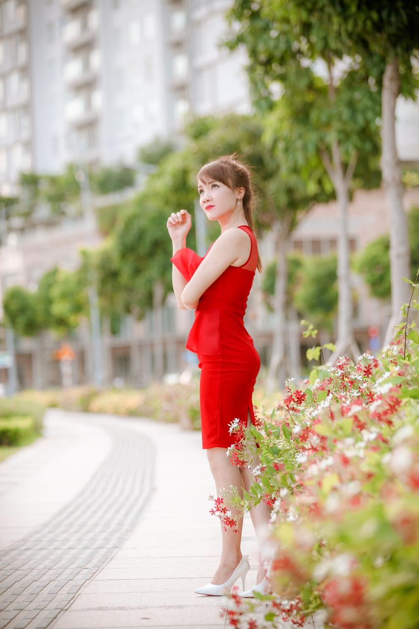 20P Gata sexy posando com seus vestidos quentes de verão em sua compilação ao ar livre