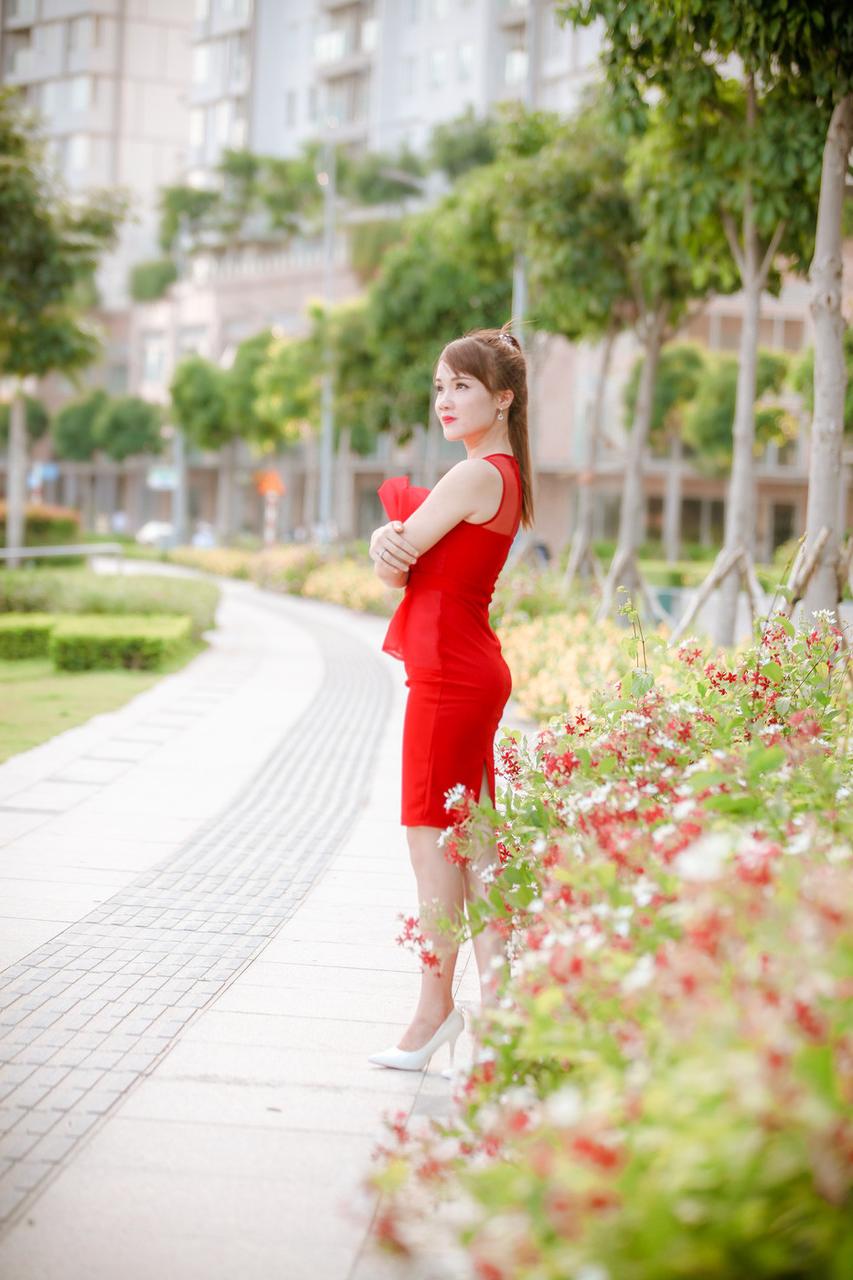 20P Gata sexy posando com seus vestidos quentes de verão em sua compilação ao ar livre