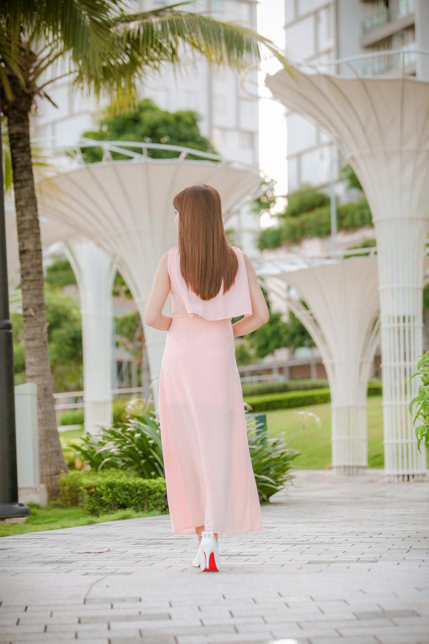 20P Gata sexy posando com seus vestidos quentes de verão em sua compilação ao ar livre