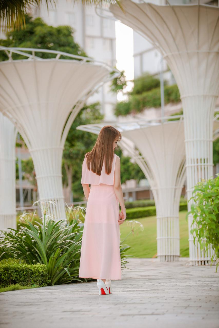 20P Gata sexy posando com seus vestidos quentes de verão em sua compilação ao ar livre