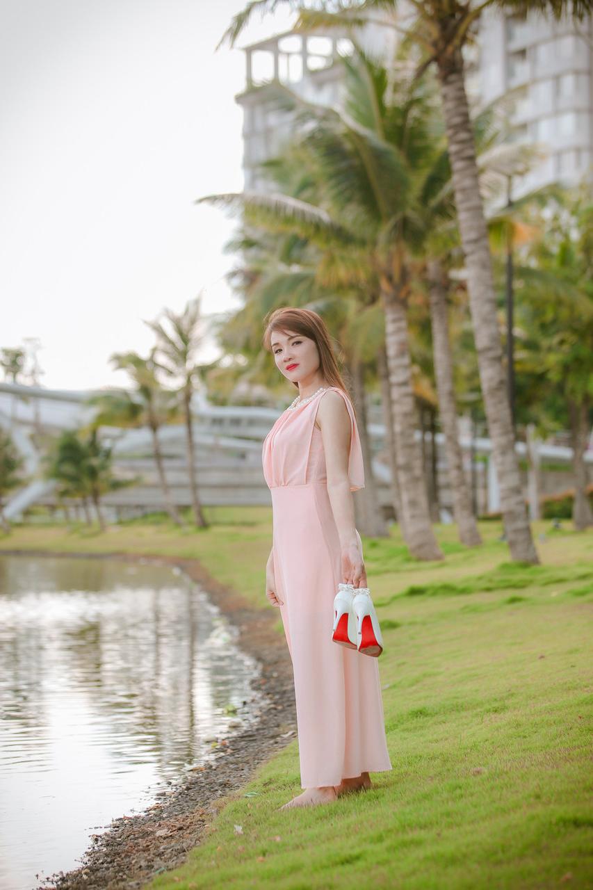 20P Gata sexy posando com seus vestidos quentes de verão em sua compilação ao ar livre