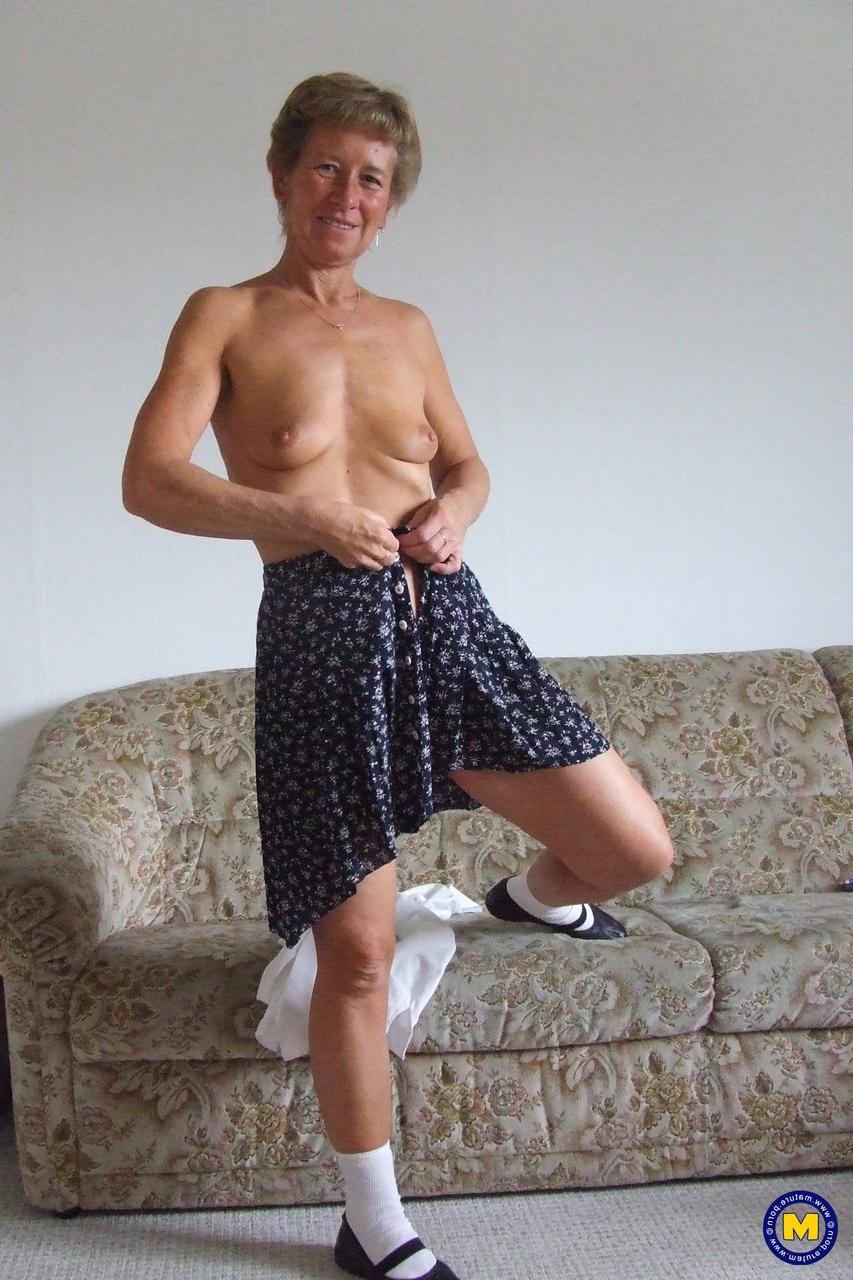 20P La grand-mère coquine Christina fait pipi dans un seau après avoir joué avec son gode.