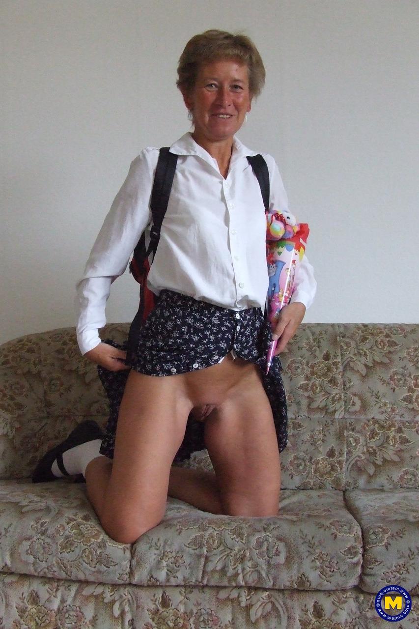 20P La grand-mère coquine Christina fait pipi dans un seau après avoir joué avec son gode.