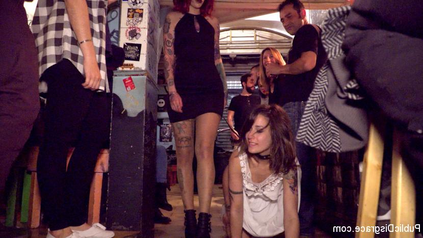 15P Chica caucásica es humillada y follada en público mientras visita Barcelona