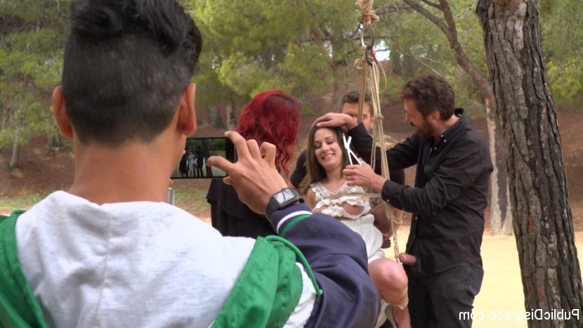 15P Chica caucásica es humillada y follada en público mientras visita Barcelona