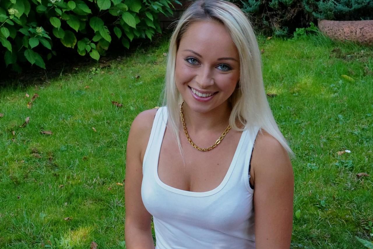 17P Die heiße Blondine Naomi Nevena fingert und masturbiert mit einem Vibrator für gute Träume