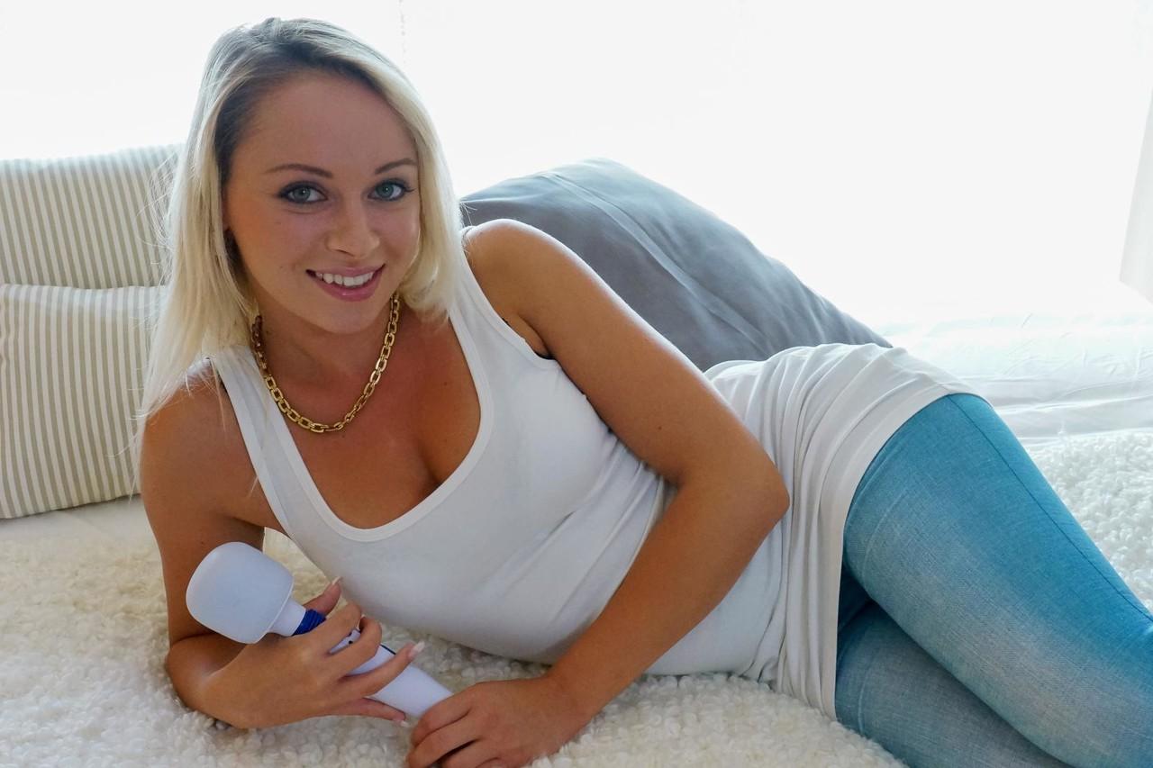 17P Die heiße Blondine Naomi Nevena fingert und masturbiert mit einem Vibrator für gute Träume