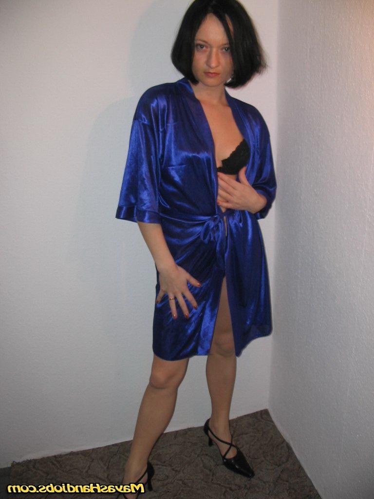15P Heiße MILF Mayas Handjobs zeigt ihre kleinen Titten und ihre rasierte Muschi