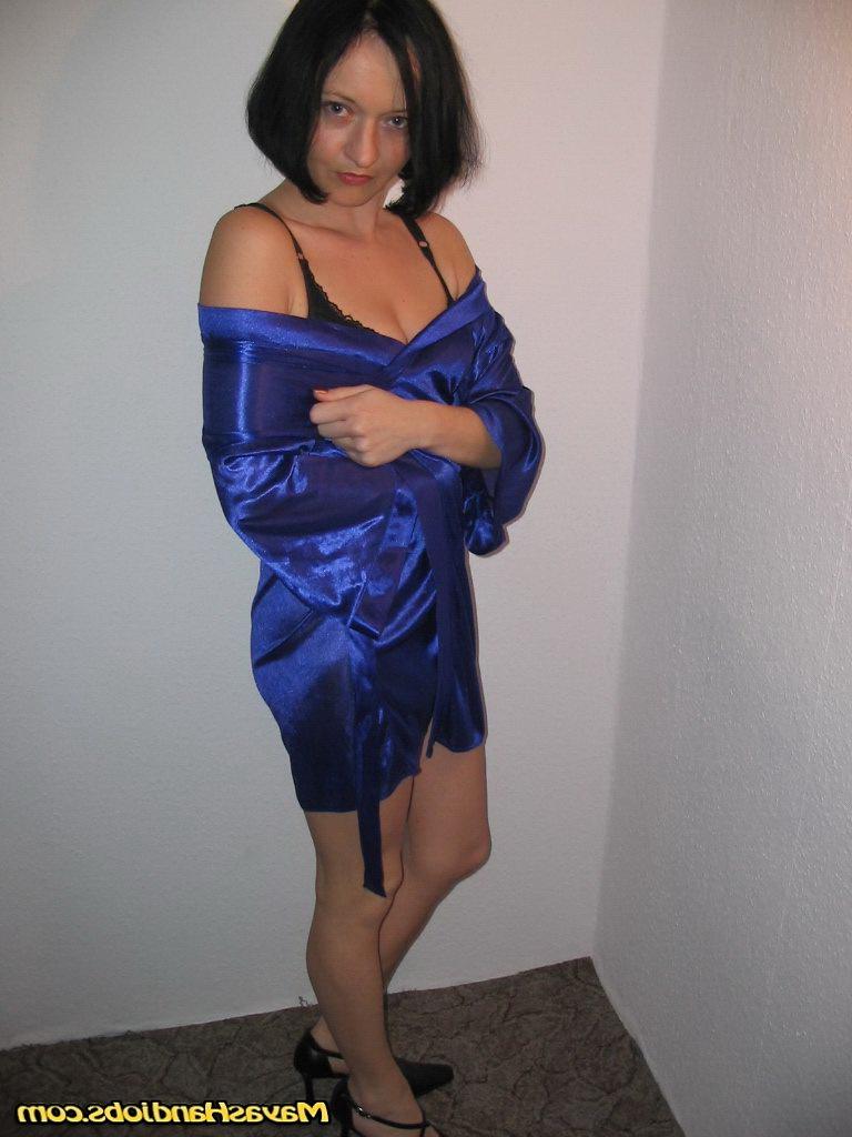 15P Heiße MILF Mayas Handjobs zeigt ihre kleinen Titten und ihre rasierte Muschi
