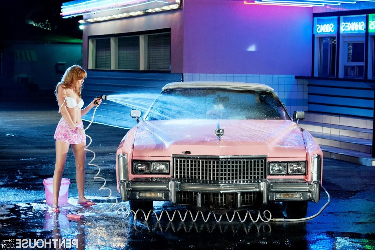18P Les pin-up Lexi Belle et Marie McCray aiment lécher et jouer dans la voiture.