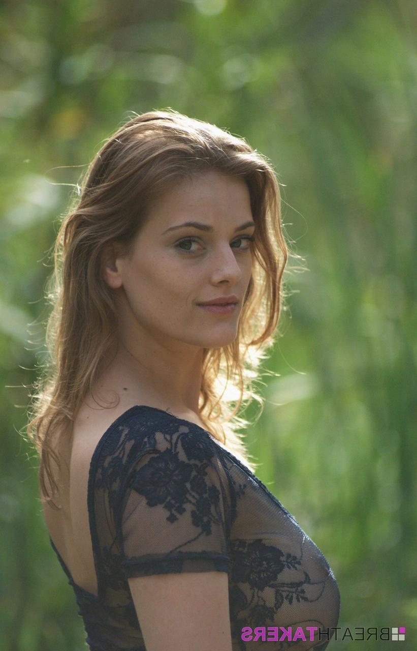 12P La británica Lottii Rose muestra su culo desnudo con un vestido transparente al aire libre